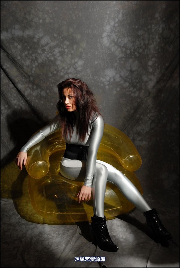 simplytied - Silver on yellow 第 2 张图片