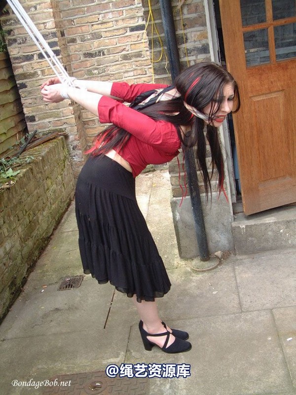 bondagebob - Lydia Tied Outdoors 第 51 张图片
