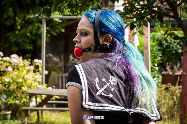limitedaudience - 2014 beckykat walking captive 第 14 张图片