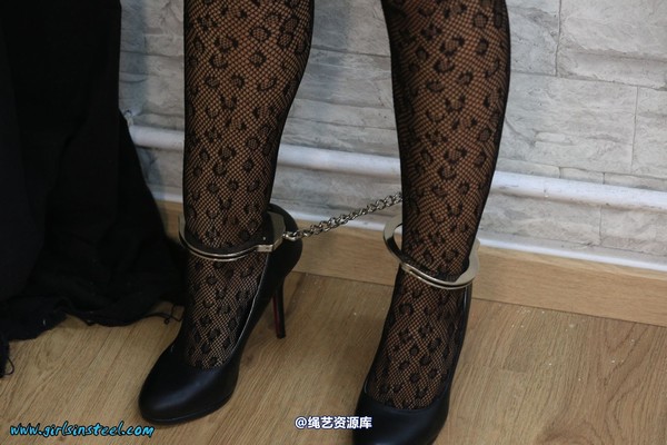 girlsinsteel - Leather lady cuffed to the heater 第 8 张图片