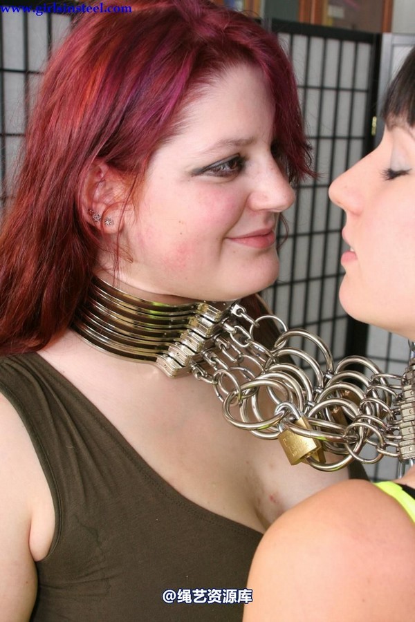 girlsinsteel - Dani and Vicky in 10 (!) neckcuffs 第 23 张图片