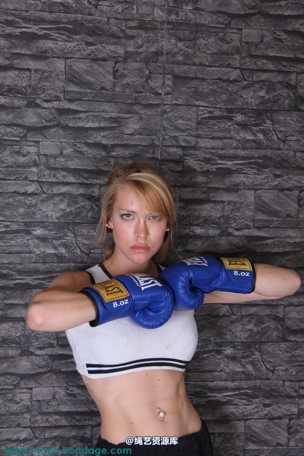 girlsinsteel - Cuffed in boxing gloves 第 4 张图片