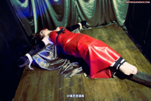 limitedaudience - 2009 raevan bound to a cross 第 23 张图片