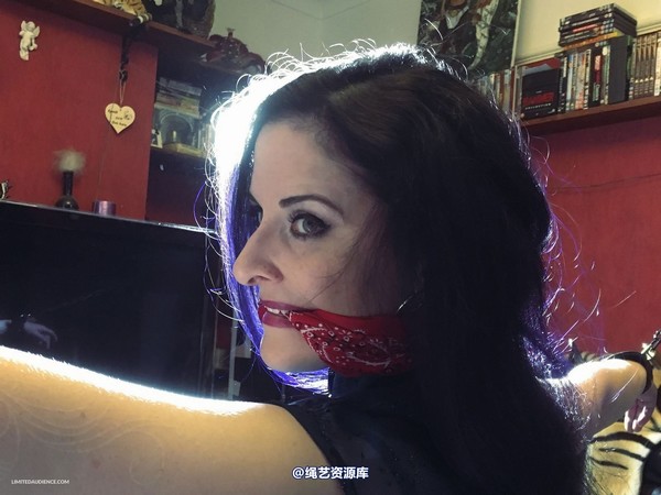 limitedaudience - 2015 caroline pierce spread and kneeling 第 38 张图片