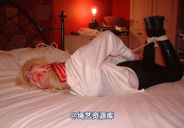 bondagebob - Angelica Vamp Hogtied 第 12 张图片