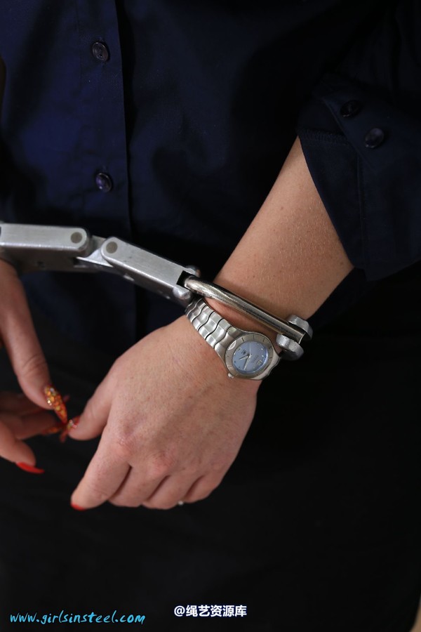 girlsinsteel - Police officer neckcuffed 第 61 张图片