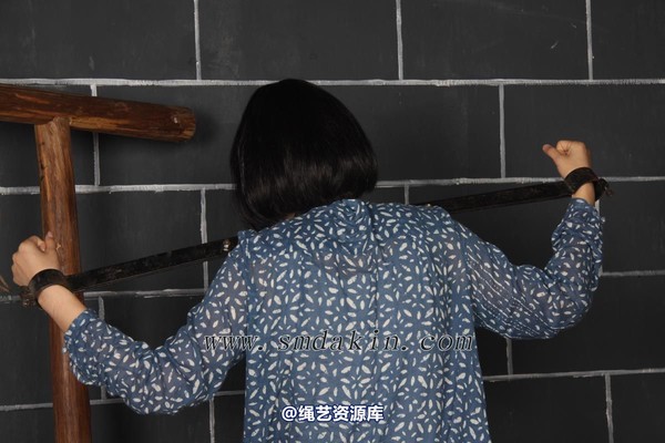 锐度主张 - 女囚黑铁枷模特：碧菡 第 4 张图片