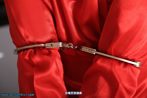 girlsinsteel - Business girl Lisa in cuffs with elbows 第 94 张图片