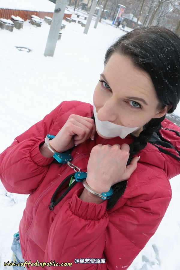 girlsinsteel - Cuffed in the snow 第 20 张图片