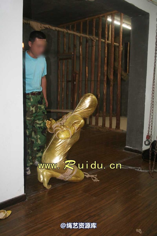 锐度主张 - 20070921第34期 影片胶衣紧缚悬吊图片 第 21 张图片