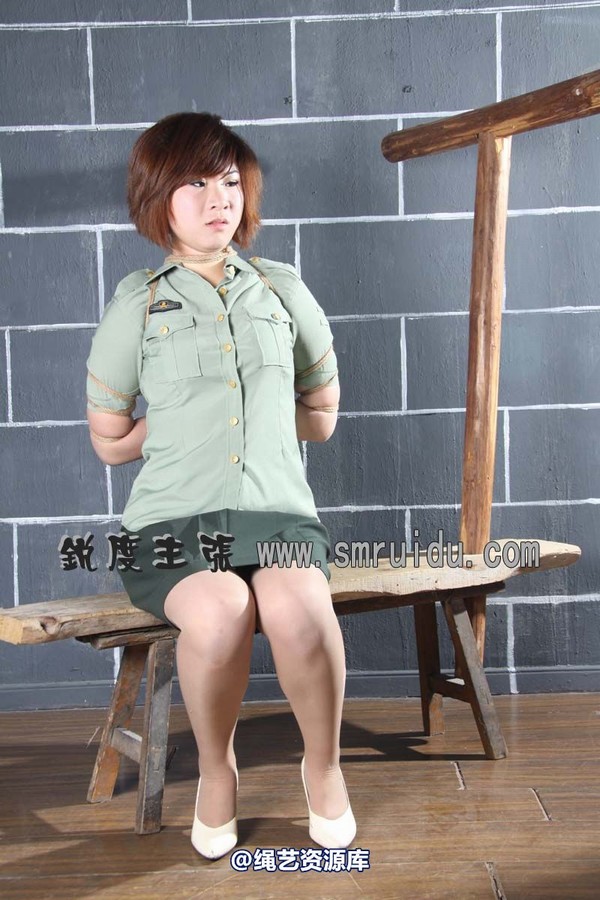 锐度主张 - 军服五花绑模特：瑶瑶 第 49 张图片