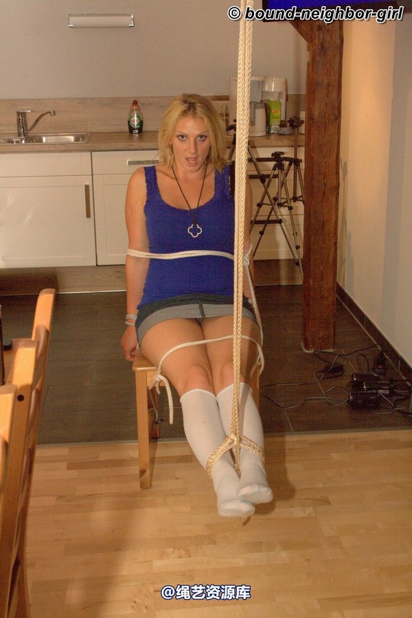 bound-neighbor-girl - Julia in the holiday house 4 第 21 张图片