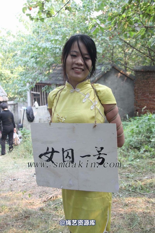 锐度主张 - 第六届锦绣江南-黄旗袍五花挂牌模特：玲玲 第 11 张图片