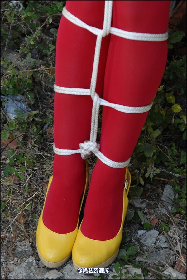 simplytied - Red tights in the Sun part 2 第 21 张图片