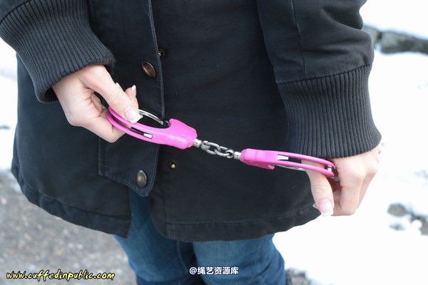 girlsinsteel - Cuffed at the parking area 第 22 张图片