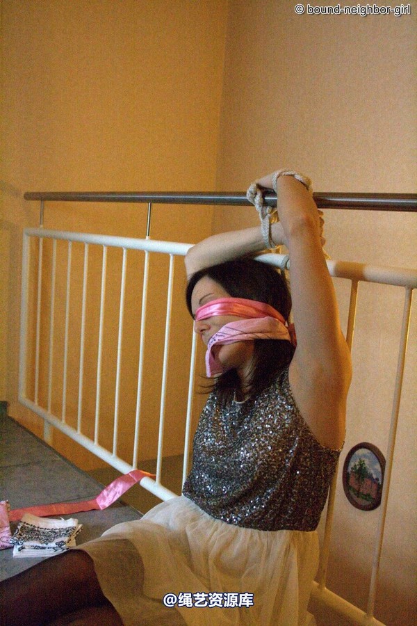 bound-neighbor-girl - Susan tied at home 第 7 张图片