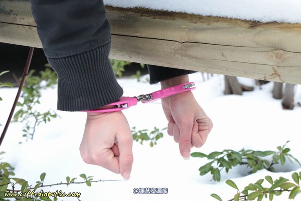 girlsinsteel - Cuffed at the parking area 第 63 张图片
