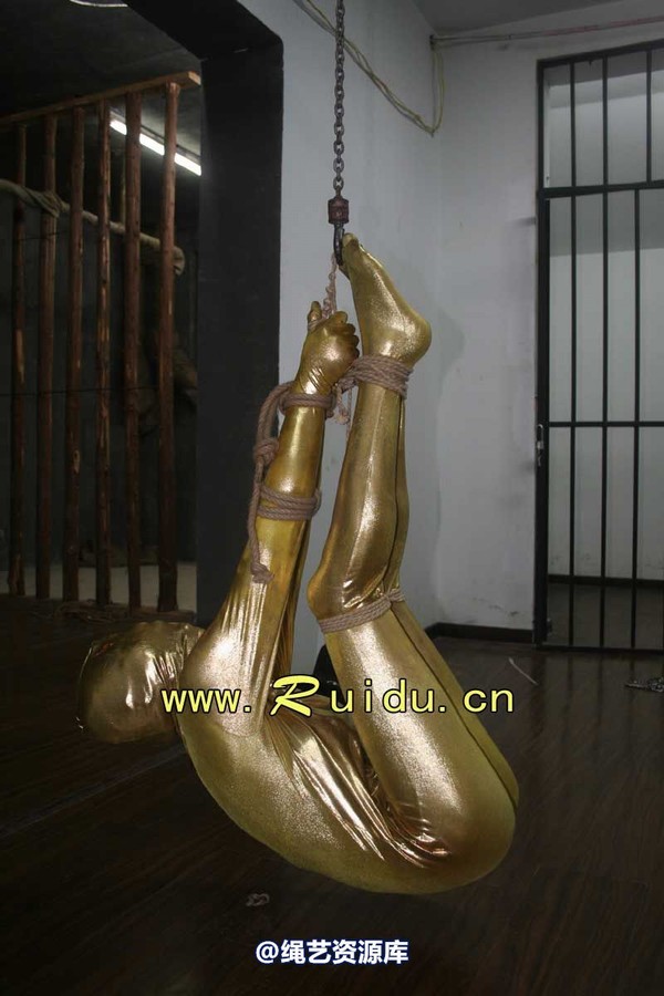 锐度主张 - 20070928第35期 影片胶衣紧缚悬吊图片 第 105 张图片