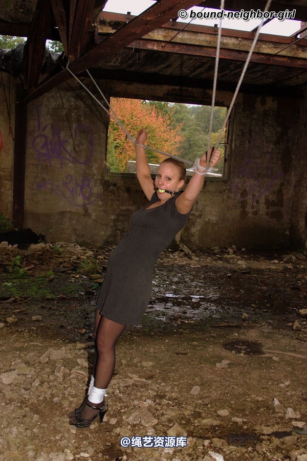 bound-neighbor-girl - Peggy - surprise in the ruins part 3 第 6 张图片