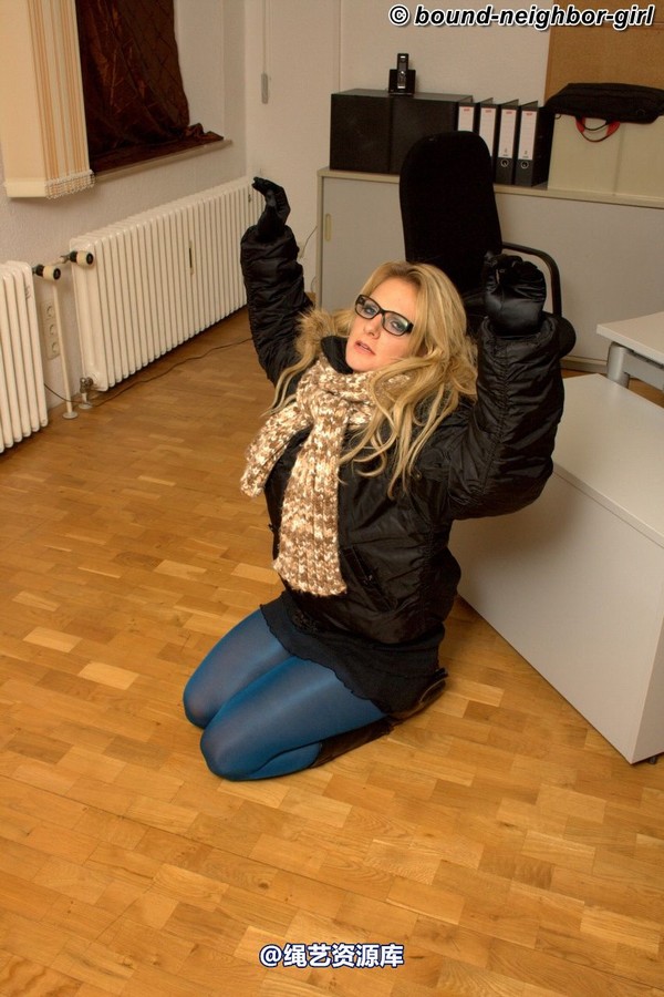 bound-neighbor-girl - Julia - Tied up in the office 1 第 4 张图片