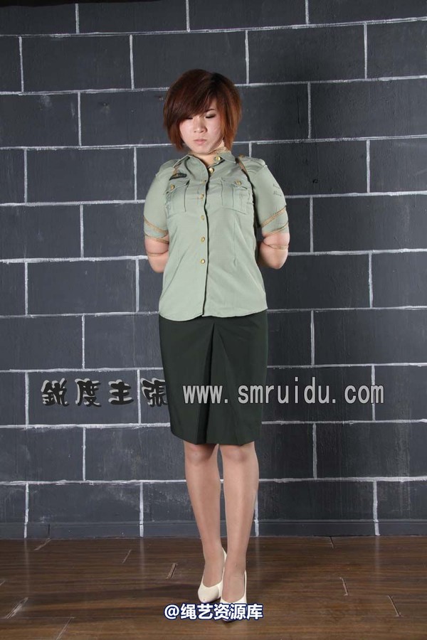 锐度主张 - 军服五花绑模特：瑶瑶 第 36 张图片