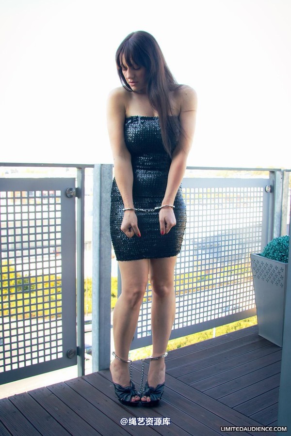limitedaudience - 2011 sapphire handcuffed on balcony 第 13 张图片