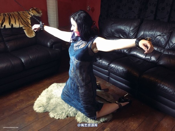 limitedaudience - 2015 caroline pierce spread and kneeling 第 2 张图片