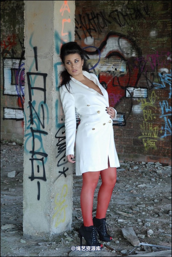 simplytied - More red tights in the Sun 第 5 张图片