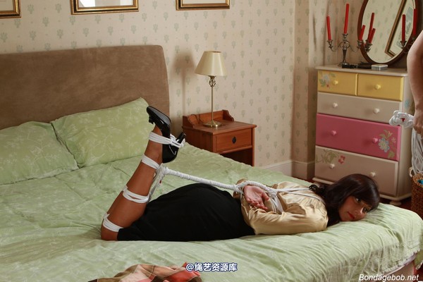 bondagebob - Scarlett Hogtied 第 1 张图片