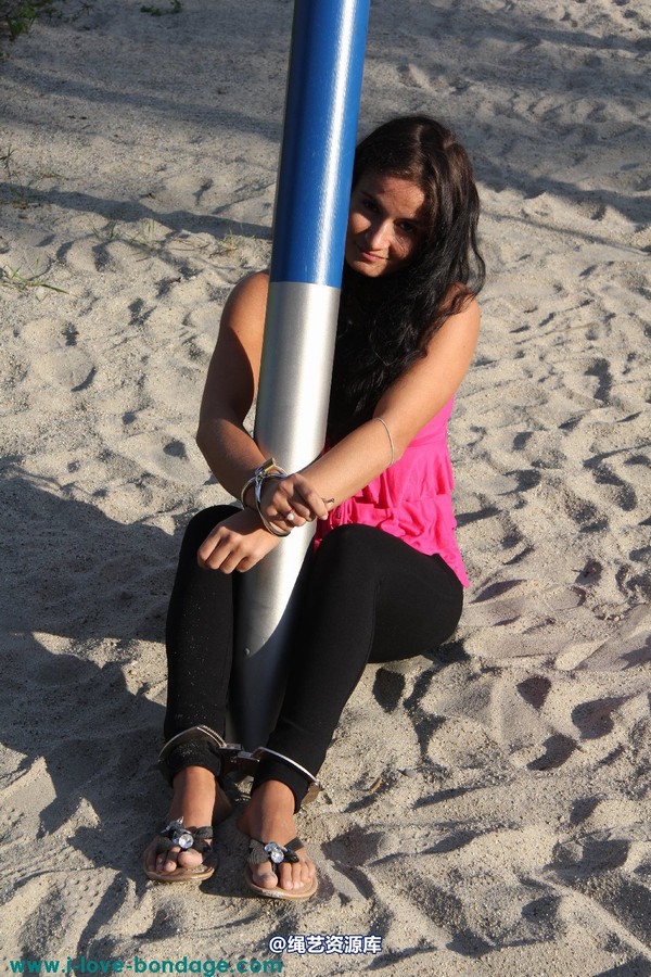 girlsinsteel - Sitting helpless in the sand 第 27 张图片