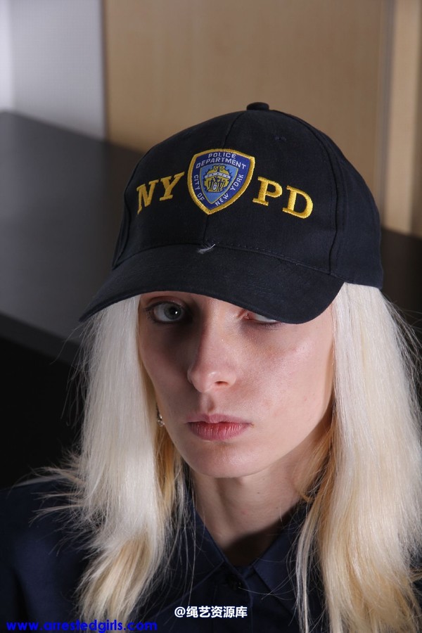 girlsinsteel - Police Officer in trouble 第 23 张图片