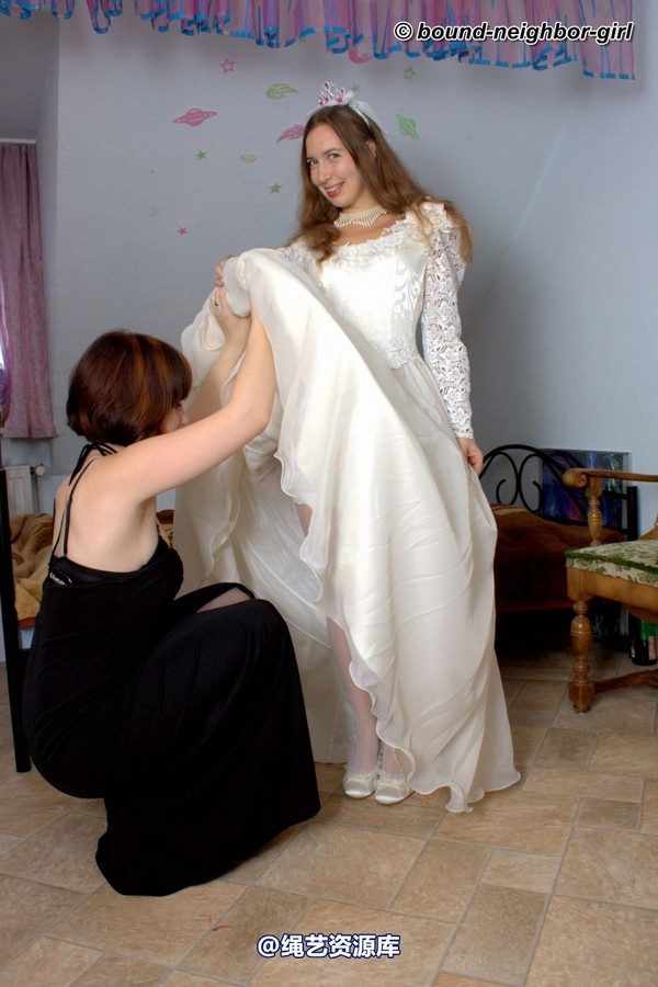 bound-neighbor-girl - Leoni and Valentina - Friend of the Bride 1 第 9 张图片