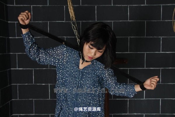 锐度主张 - 女囚黑铁枷模特：碧菡 第 22 张图片