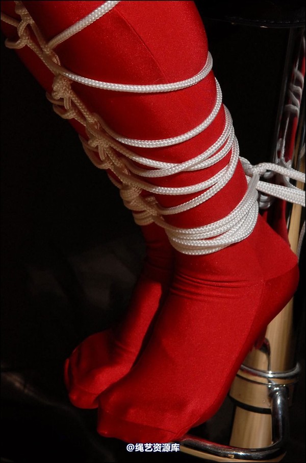 simplytied - Lou in red catsuit 第 34 张图片