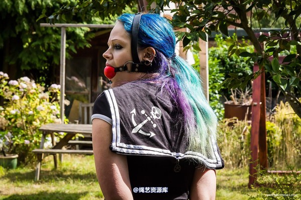 limitedaudience - 2014 beckykat walking captive 第 15 张图片