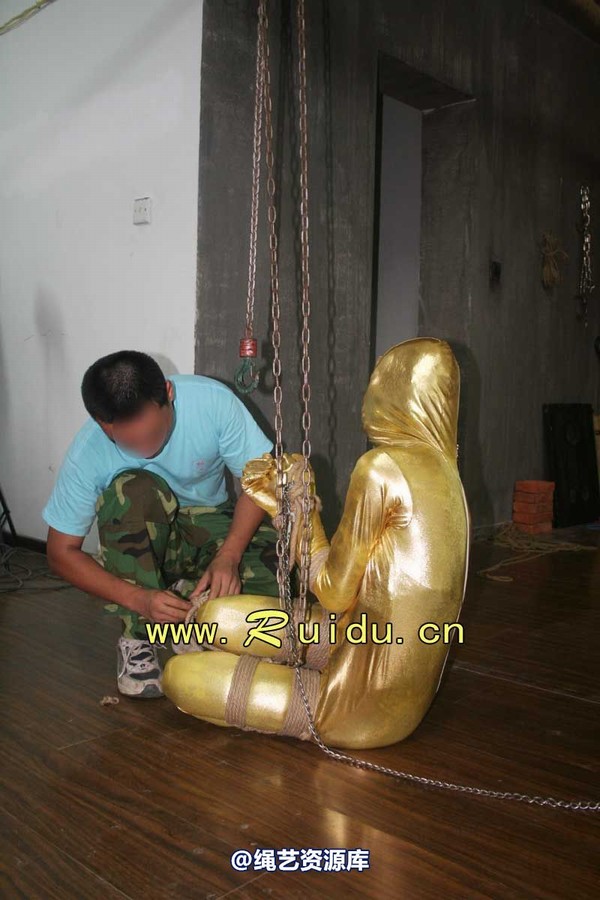 锐度主张 - 20070928第35期 影片胶衣紧缚悬吊图片 第 18 张图片