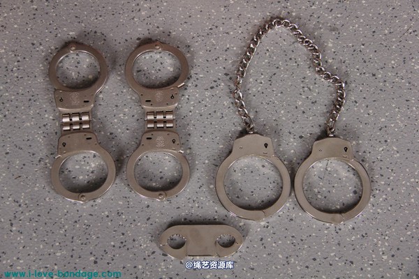 girlsinsteel - Multiple handcuffed at the beam 第 42 张图片