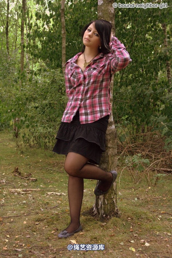 bound-neighbor-girl - Nadine - Adventure in the woods part 1 第 8 张图片