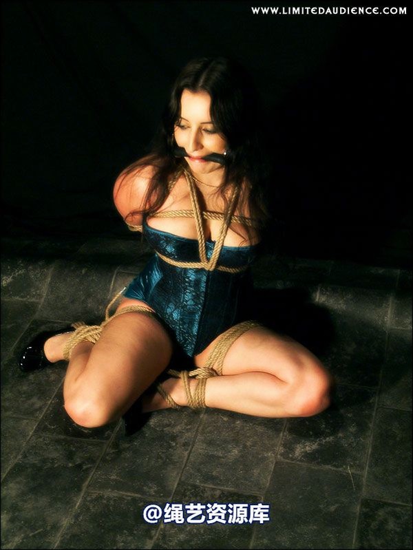 limitedaudience - 2007 jasmine de launay in a dark room 第 47 张图片