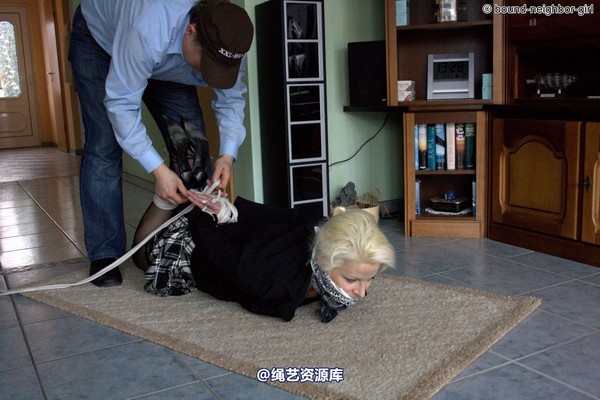 bound-neighbor-girl - Elena - robbery in the apartment 第 28 张图片