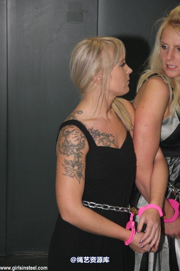 girlsinsteel - 2 girls walking in handcuffs 第 45 张图片