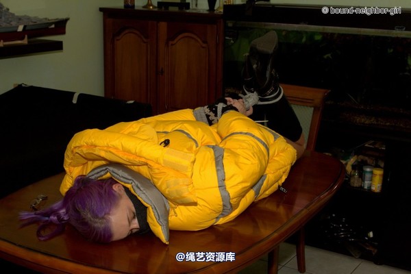 bound-neighbor-girl - Zora in winter jacket tied 2 第 18 张图片
