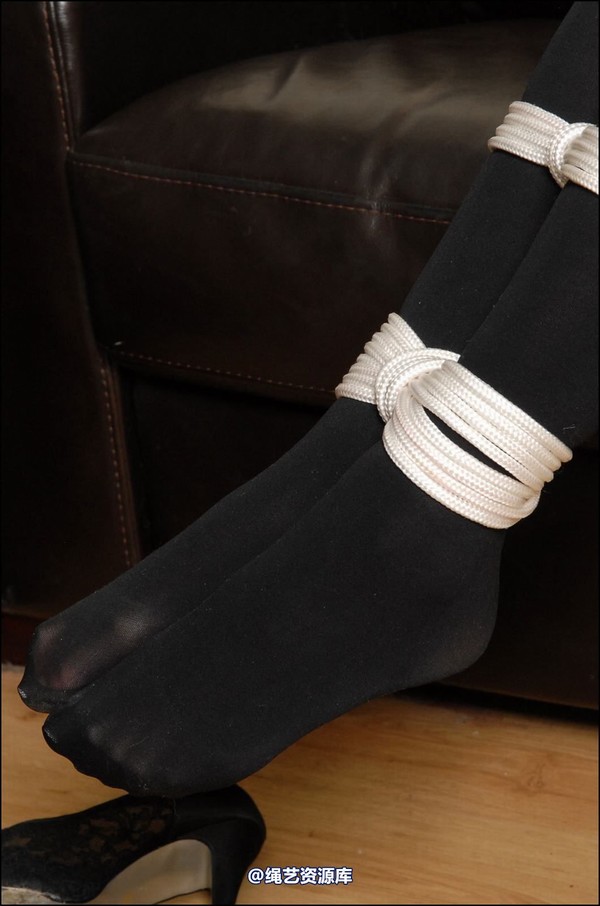 simplytied - Lou wears black opaques 第 45 张图片
