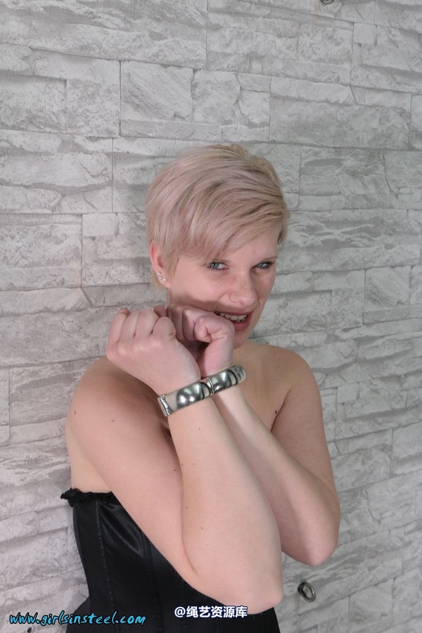 girlsinsteel - Extreme tight Irish 8 handcuffs 第 43 张图片