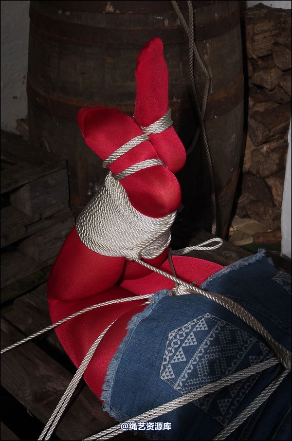 simplytied - Trisha back in red tights 第 32 张图片