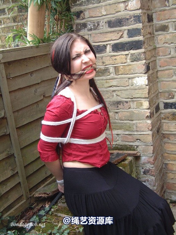 bondagebob - Lydia Tied Outdoors 第 21 张图片