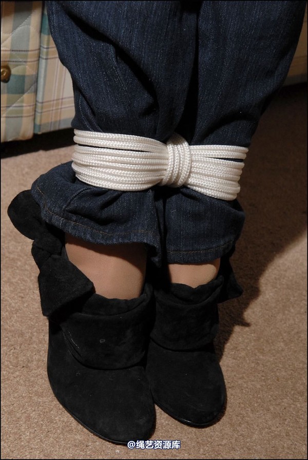simplytied - Charlotte in jeans 第 23 张图片