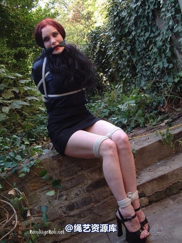bondagebob - Morrigan Outdoor Bondage 第 19 张图片