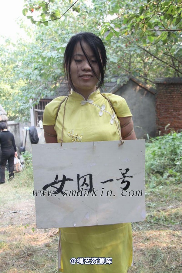 锐度主张 - 第六届锦绣江南-黄旗袍五花挂牌模特：玲玲 第 4 张图片