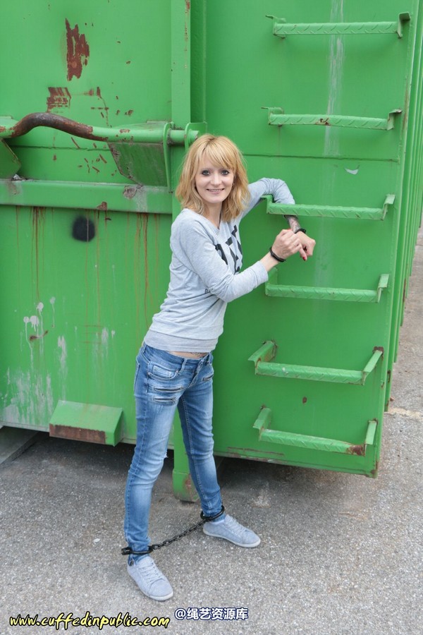 girlsinsteel - Cuffed to a heavy container 第 74 张图片